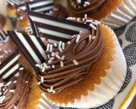 Cup cakes decorated with duo chocolate panels