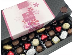 24 Box Pink Petals Design Close Up 2020