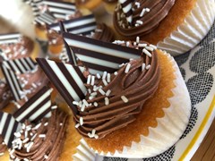 Cup cakes decorated with duo chocolate panels