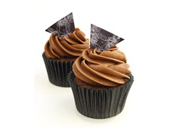 Arabesque decorative chocolate triangles on cupcakes